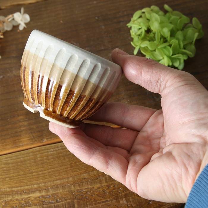 【益子焼】 2.5号鉢 植木鉢 おしゃれ しのぎ 陶器 サイズ小 小さめ 多肉植物 多肉用 ミニ植木鉢【丸形・焦げ茶＆白系色・単品１個】