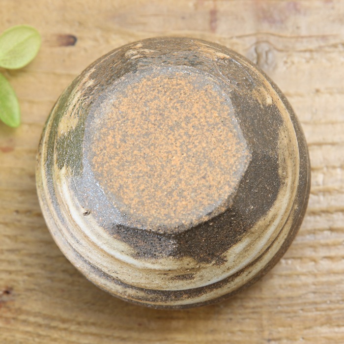 【益子焼】 おちょこ お猪口 炭化焼 ろくろ目 高台フラットと荒面取り 渋めな刷毛目 (はけめ) 単品1個