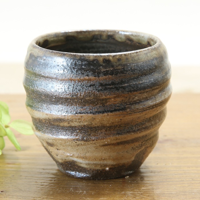 【益子焼】 おちょこ お猪口 炭化焼 ろくろ目 高台フラットと荒面取り 渋めな刷毛目 (はけめ) 単品1個