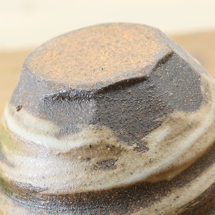 【益子焼】 おちょこ お猪口 炭化焼 ろくろ目 高台フラットと荒面取り 渋めな刷毛目 (はけめ) 単品1個