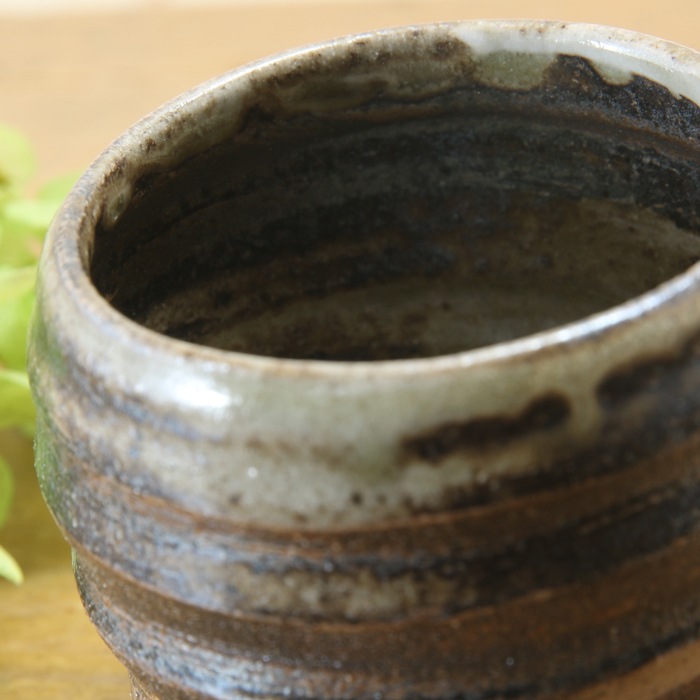 【益子焼】 おちょこ お猪口 炭化焼 ろくろ目 高台フラットと荒面取り 渋めな刷毛目 (はけめ) 単品1個