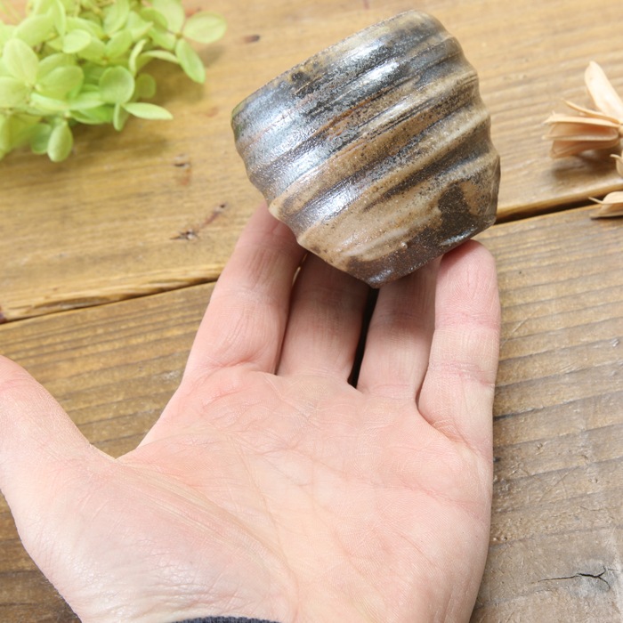 【益子焼】 おちょこ お猪口 炭化焼 ろくろ目 高台フラットと荒面取り 渋めな刷毛目 (はけめ) 単品1個