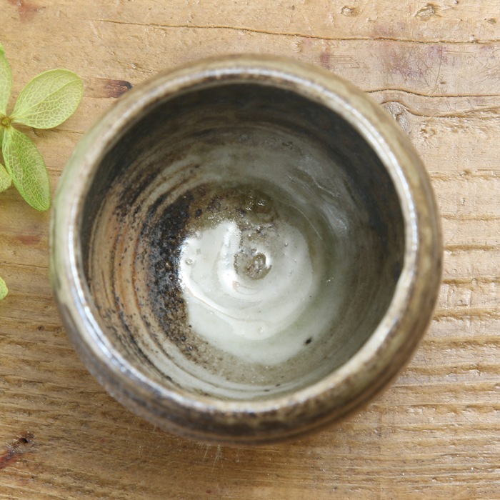 【益子焼】 おちょこ お猪口 炭化焼 ろくろ目 高台フラットと荒面取り 渋めな刷毛目 (はけめ) 単品1個