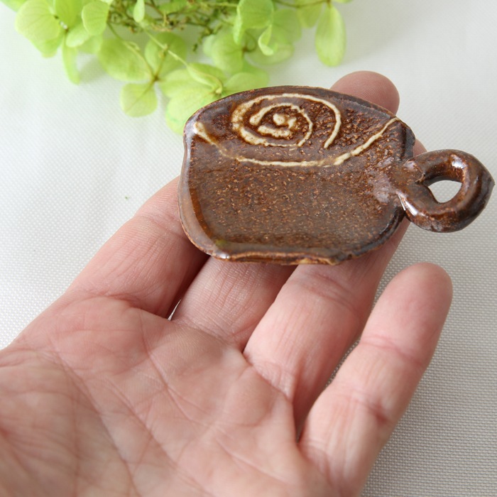 【益子焼】 かわいい コーヒーカップ風の箸置き うずまきいっちん ツヤありあめ釉【単品1個】