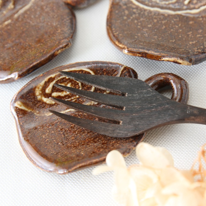 【益子焼】 かわいい コーヒーカップ風の箸置き うずまきいっちん ツヤありあめ釉【単品1個】