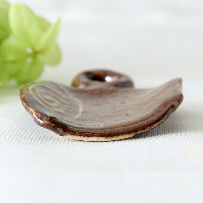 【益子焼】 かわいい コーヒーカップ風の箸置き うずまきいっちん ツヤありあめ釉【単品1個】