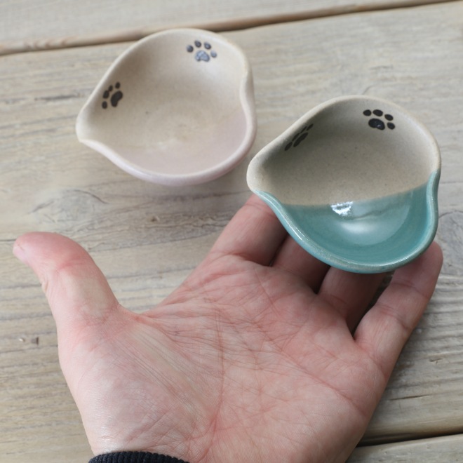 【益子焼】ハート風の小さなドレッシング入れ  小さな豆小鉢　片口風【かわいい肉球の絵付け・単品１個】