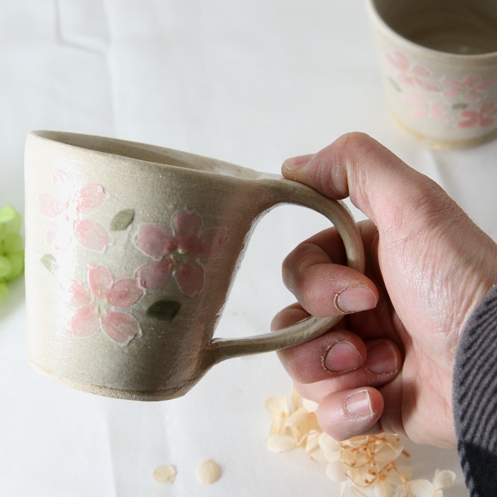 【益子焼】 優しい風合い いっちん桜さくら たっぷりサイズのマグカップ 薄刷毛目ベージュ 釉薬シリーズ 【単品1個】