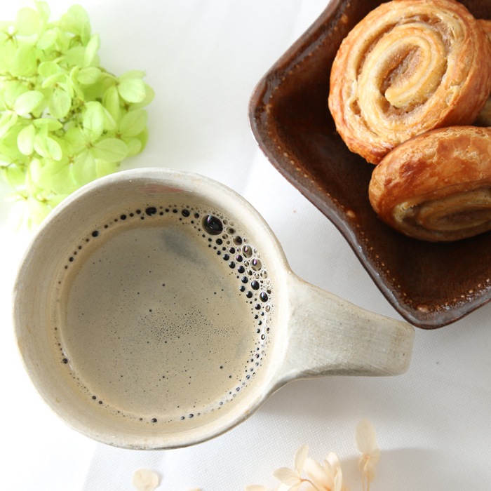 【益子焼】 優しい風合い いっちん桜さくら たっぷりサイズのマグカップ 薄刷毛目ベージュ 釉薬シリーズ 【単品1個】