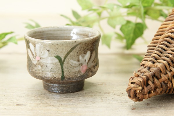 【益子焼】白コスモス模様のおちょこ【切立・単品１個】