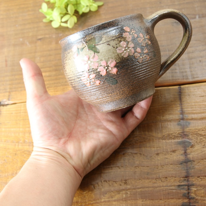 【益子焼】　大きめ マグカップ おしゃれ ふっくら どっしり 筋彫りライン さくら桜模様　【単品１個】