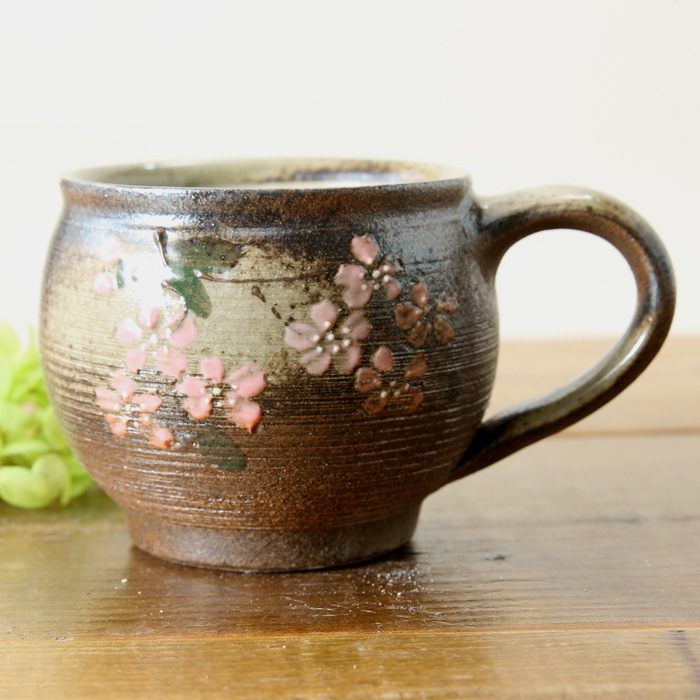 【益子焼】　大きめ マグカップ おしゃれ ふっくら どっしり 筋彫りライン さくら桜模様　【単品１個】