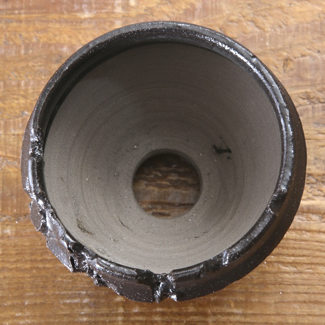 【益子焼】 2.8号鉢 植木鉢 陶器鉢 塊根植物 アガベ サボテン 【黒釉シリーズ】 側面に穴あり 高さ約6.5cm 作家 陶芸家 横山雄一作