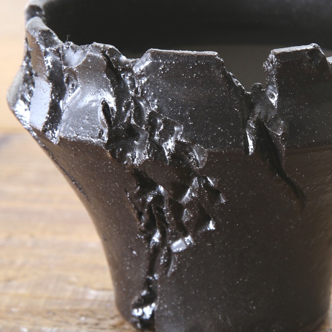 【益子焼】 2.8号鉢 植木鉢 陶器鉢 塊根植物 アガベ サボテン 【黒釉シリーズ】 側面に穴あり 高さ約6.5cm 作家 陶芸家 横山雄一作