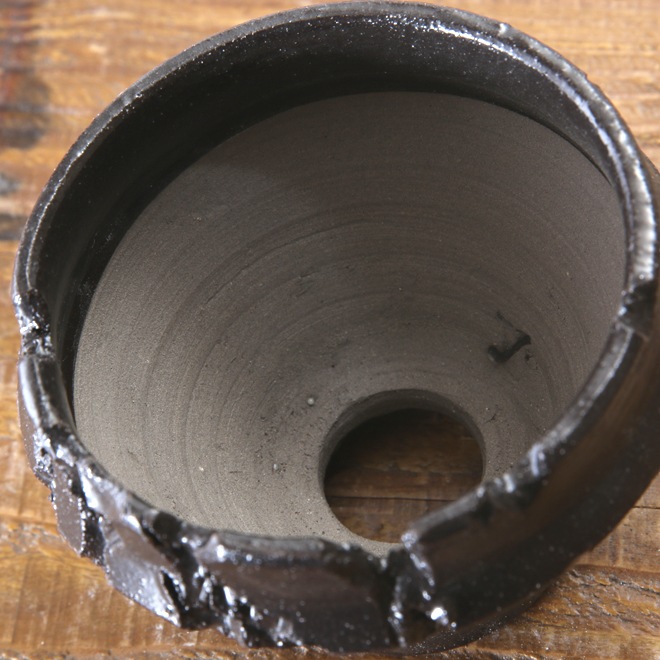 【益子焼】 2.8号鉢 植木鉢 陶器鉢 塊根植物 アガベ サボテン 【黒釉シリーズ】 側面に穴あり 高さ約6.5cm 作家 陶芸家 横山雄一作