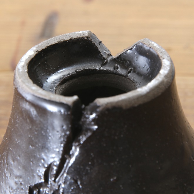 【益子焼】 2.8号鉢 植木鉢 陶器鉢 塊根植物 アガベ サボテン 【黒釉シリーズ】 側面に穴あり 高さ約6.5cm 作家 陶芸家 横山雄一作