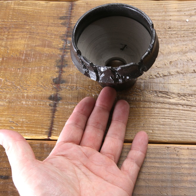 【益子焼】 2.8号鉢 植木鉢 陶器鉢 塊根植物 アガベ サボテン 【黒釉シリーズ】 側面に穴あり 高さ約6.5cm 作家 陶芸家 横山雄一作