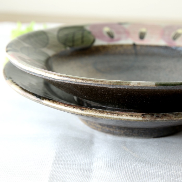 【益子焼】お料理を豪快に盛る ろくろ作りのリムディナープレート 中皿 約20.5cm前後 【優しい風合いのつばき模様・単品1枚】