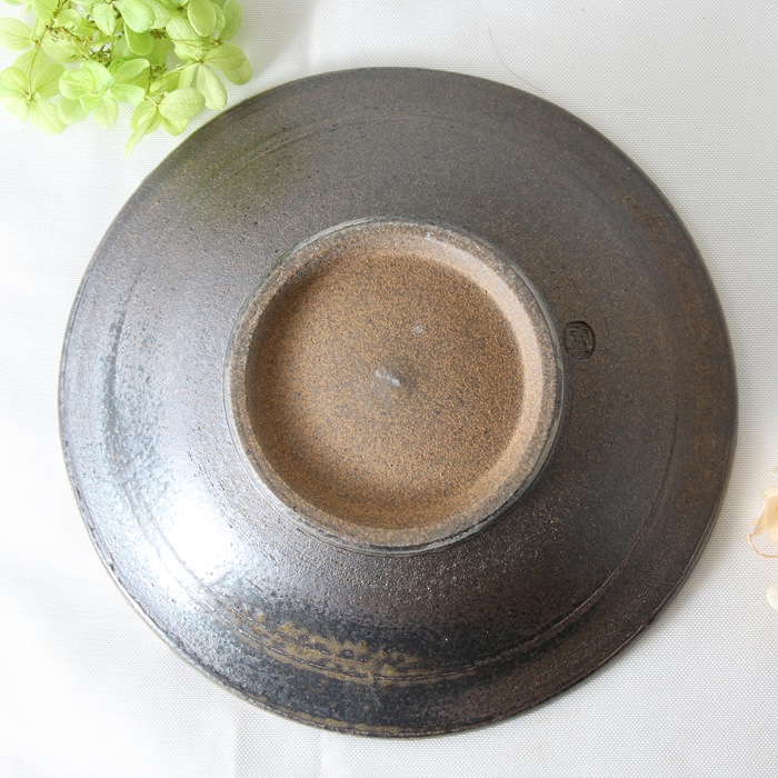 【益子焼】お料理を豪快に盛る ろくろ作りのリムディナープレート 中皿 約20.5cm前後 【優しい風合いのつばき模様・単品1枚】