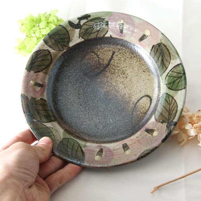 【益子焼】お料理を豪快に盛る ろくろ作りのリムディナープレート 中皿 約20.5cm前後 【優しい風合いのつばき模様・単品1枚】