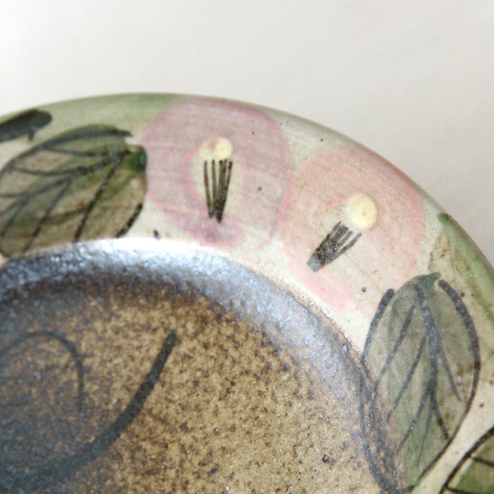 【益子焼】お料理を豪快に盛る ろくろ作りのリムディナープレート 中皿 約20.5cm前後 【優しい風合いのつばき模様・単品1枚】