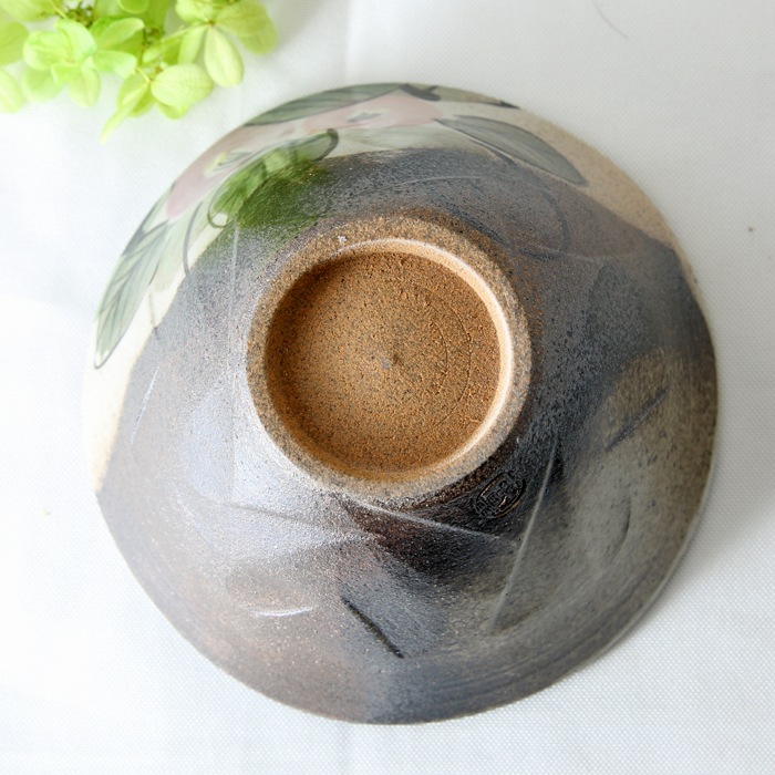 【益子焼】おうちごはんにちょうどいい小丼 下しのぎ　高台なしの使いやすいデザイン　重ねも効く小さめな小どんぶり　【優しい風合いのつばき模様・単品１個】