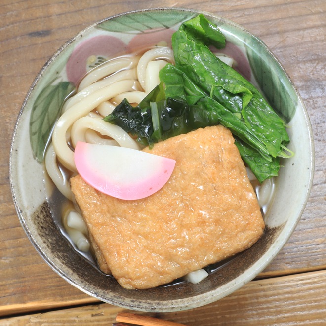 【益子焼】おうちごはんにちょうどいい小丼 下しのぎ　高台なしの使いやすいデザイン　重ねも効く小さめな小どんぶり　【優しい風合いのつばき模様・単品１個】