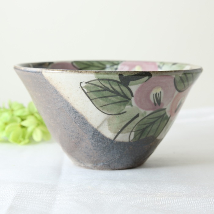 【益子焼】おうちごはんにちょうどいい小丼 下しのぎ　高台なしの使いやすいデザイン　重ねも効く小さめな小どんぶり　【優しい風合いのつばき模様・単品１個】