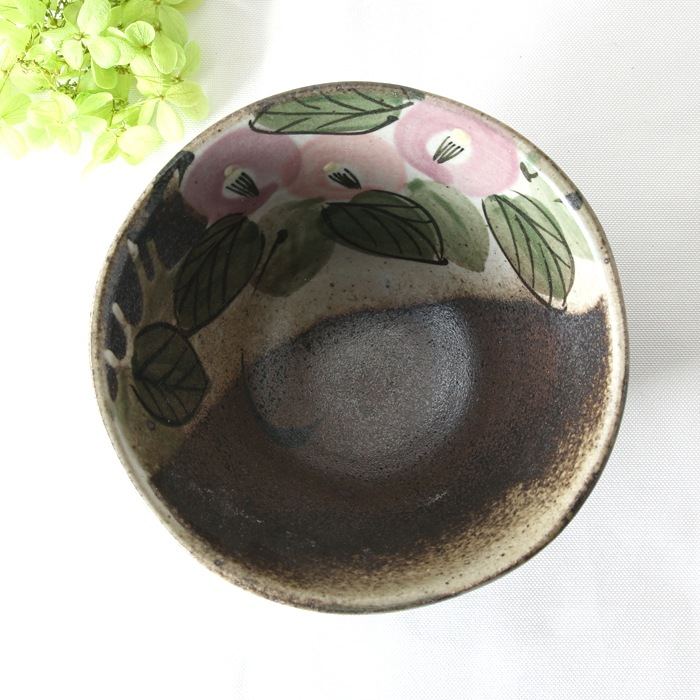 【益子焼】おうちごはんにちょうどいい小丼 下しのぎ　高台なしの使いやすいデザイン　重ねも効く小さめな小どんぶり　【優しい風合いのつばき模様・単品１個】