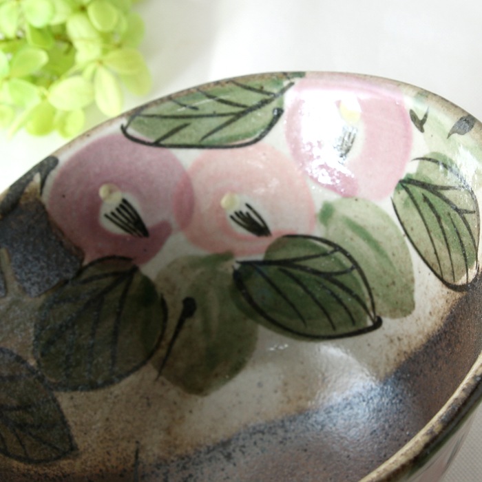 【益子焼】おうちごはんにちょうどいい小丼 下しのぎ　高台なしの使いやすいデザイン　重ねも効く小さめな小どんぶり　【優しい風合いのつばき模様・単品１個】