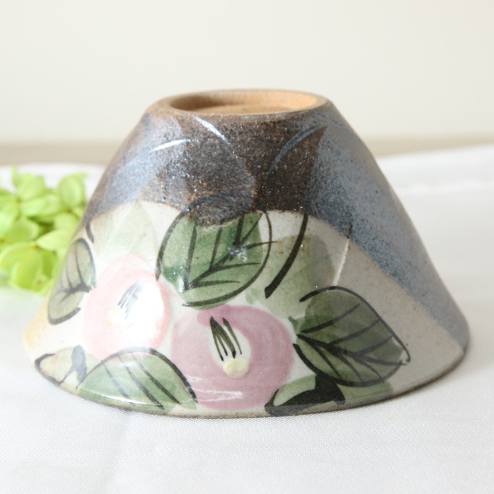 【益子焼】おうちごはんにちょうどいい小丼 下しのぎ　高台なしの使いやすいデザイン　重ねも効く小さめな小どんぶり　【優しい風合いのつばき模様・単品１個】