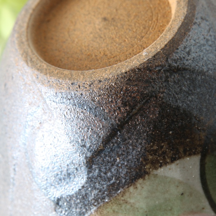 【益子焼】おうちごはんにちょうどいい小丼 下しのぎ　高台なしの使いやすいデザイン　重ねも効く小さめな小どんぶり　【優しい風合いのつばき模様・単品１個】