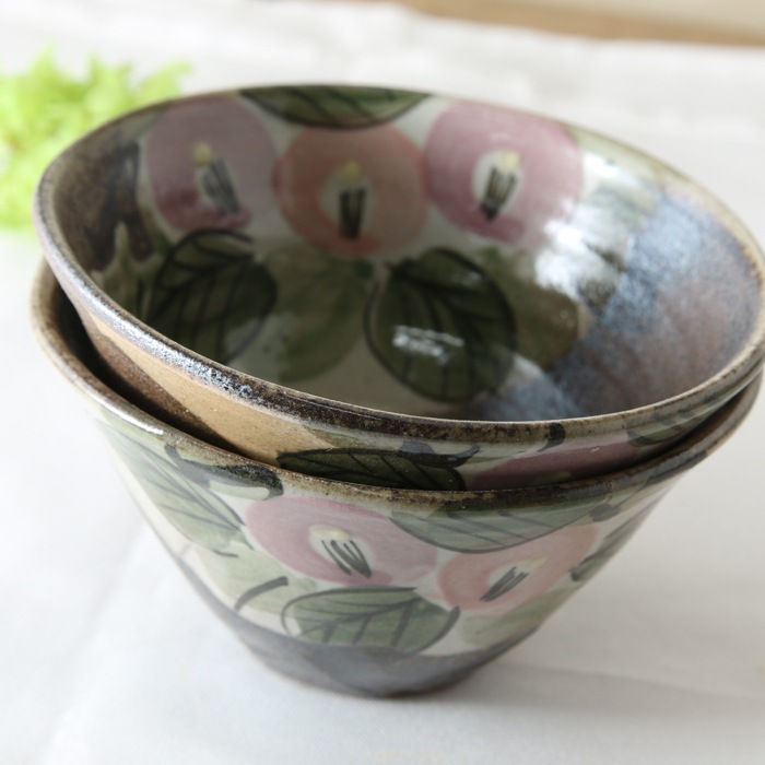 【益子焼】おうちごはんにちょうどいい小丼 下しのぎ　高台なしの使いやすいデザイン　重ねも効く小さめな小どんぶり　【優しい風合いのつばき模様・単品１個】