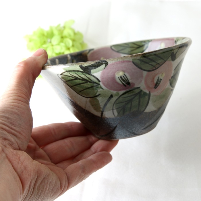 【益子焼】おうちごはんにちょうどいい小丼 下しのぎ　高台なしの使いやすいデザイン　重ねも効く小さめな小どんぶり　【優しい風合いのつばき模様・単品１個】