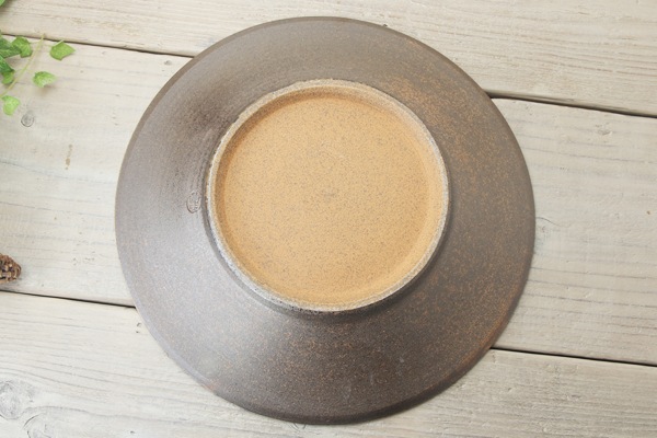 【益子焼】お料理を豪快に盛る　ろくろ作りのリム大皿プレート　優しい風合いと色使いのつばきシリーズ　約30cm前後の大皿です【単品１枚】