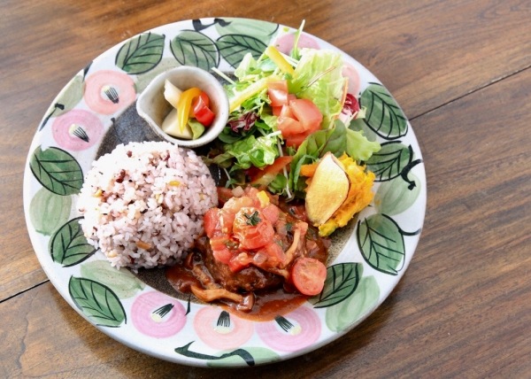 【益子焼】お料理を豪快に盛る　ろくろ作りのリム大皿プレート　優しい風合いと色使いのつばきシリーズ　約30cm前後の大皿です【単品１枚】