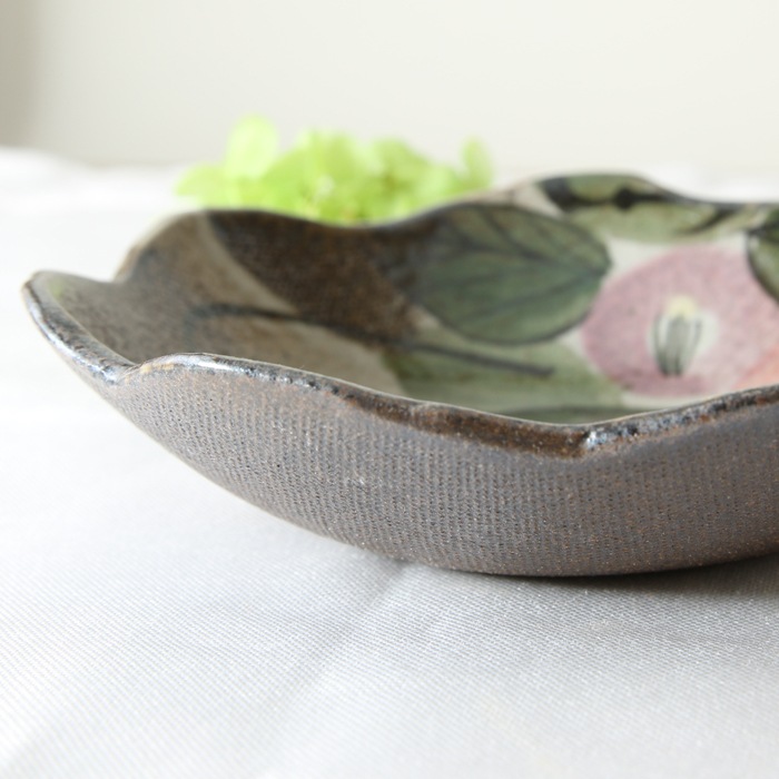 【益子焼】たたら作りの変形小鉢【サイズ中】【優しい風合いのつばき模様・単品１枚】