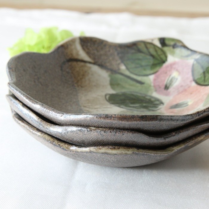 【益子焼】たたら作りの変形小鉢【サイズ中】【優しい風合いのつばき模様・単品１枚】