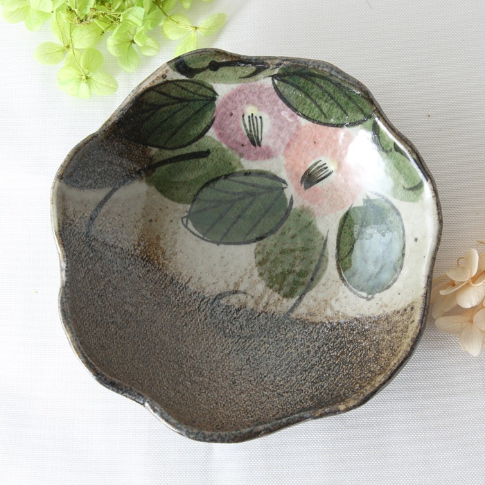 【益子焼】たたら作りの変形小鉢【サイズ中】【優しい風合いのつばき模様・単品１枚】