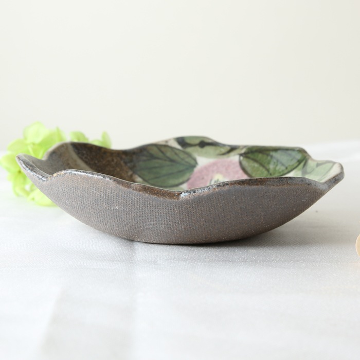 【益子焼】たたら作りの変形小鉢【サイズ中】【優しい風合いのつばき模様・単品１枚】