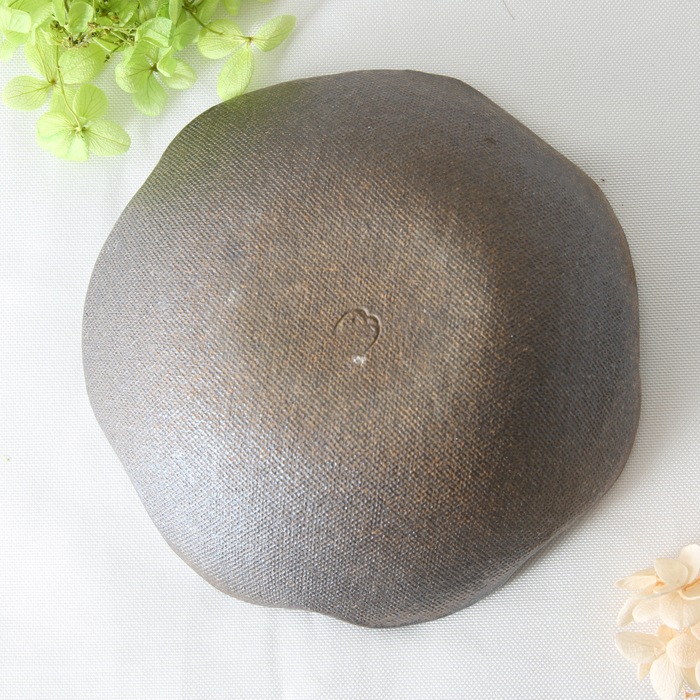 【益子焼】たたら作りの変形小鉢【サイズ中】【優しい風合いのつばき模様・単品１枚】