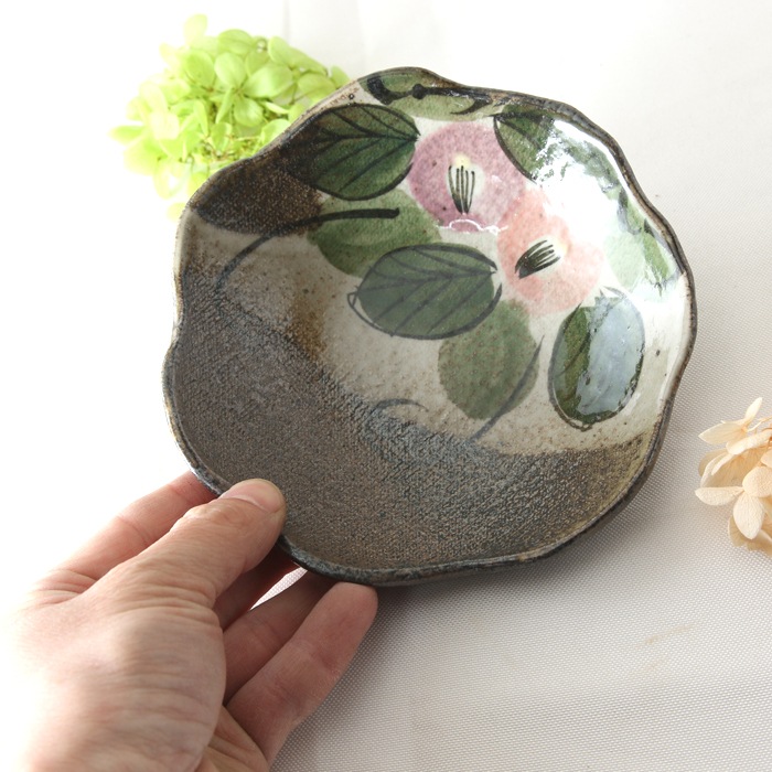 【益子焼】たたら作りの変形小鉢【サイズ中】【優しい風合いのつばき模様・単品１枚】