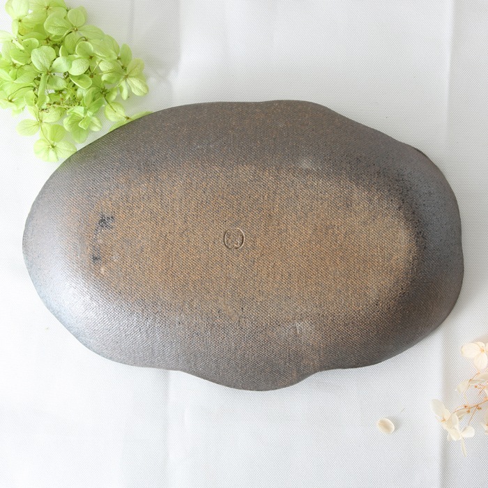 【益子焼】たたら作りの変形横長プレート【優しい風合いのつばき模様・単品１枚】