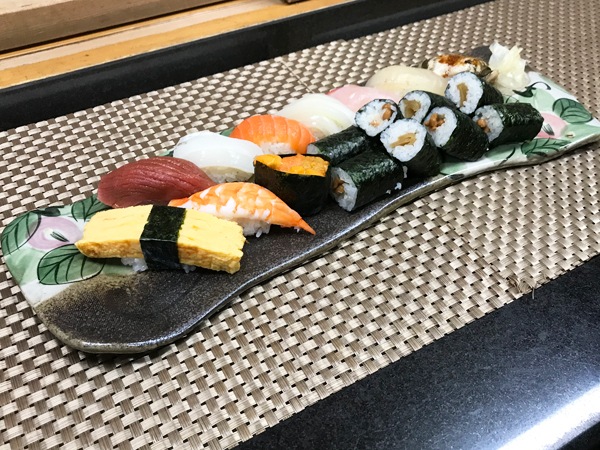 【益子焼】たたら作りのフラットなロングプレート お寿司に最適 優しい風合いと色使いのつばきシリーズ 【単品1枚】