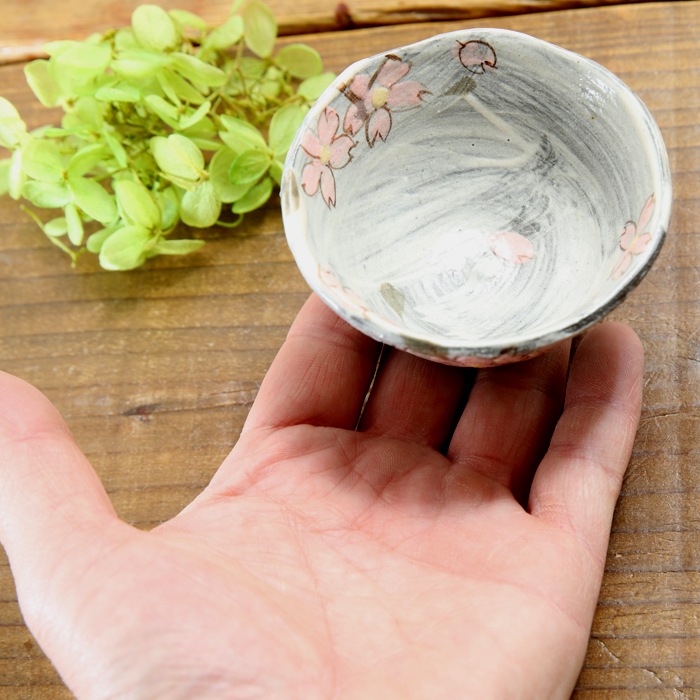【益子焼】 おちょこ お猪口 ぐい呑 グレー荒土　刷毛目とさくら桜模様の絵付け 横山雄一作 一点物 単品１個