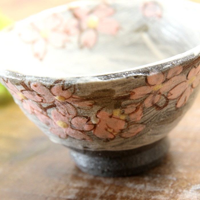 【益子焼】 おちょこ お猪口 ぐい呑 グレー荒土　刷毛目とさくら桜模様の絵付け 横山雄一作 一点物 単品１個