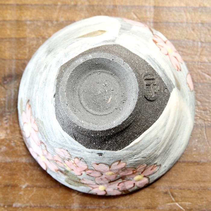 【益子焼】 おちょこ お猪口 ぐい呑 グレー荒土　刷毛目とさくら桜模様の絵付け 横山雄一作 一点物 単品１個