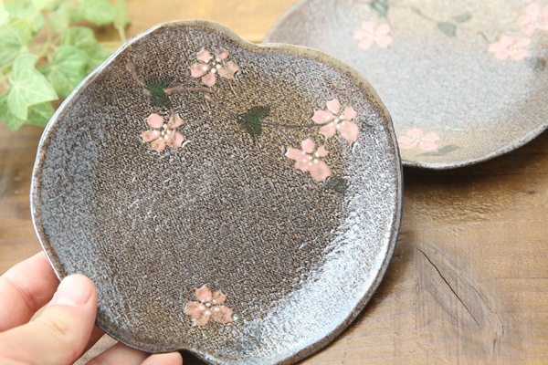 【益子焼】 和食器 取り皿 ケーキ皿 たたら作り 変形 小さめ取り皿 さくら桜 炭化焼 単品1枚