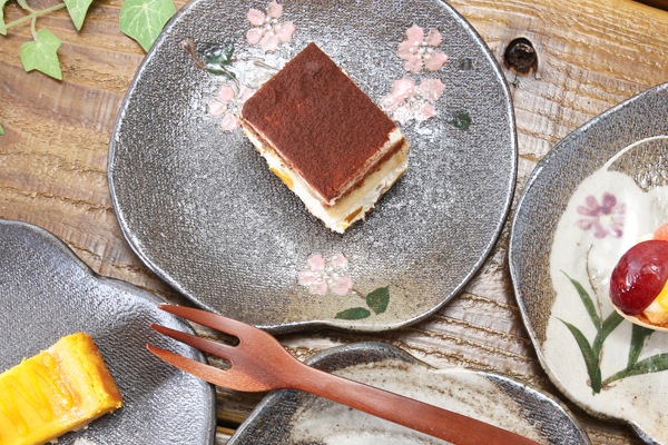 【益子焼】 和食器 取り皿 ケーキ皿 たたら作り 変形 小さめ取り皿 さくら桜 炭化焼 単品1枚
