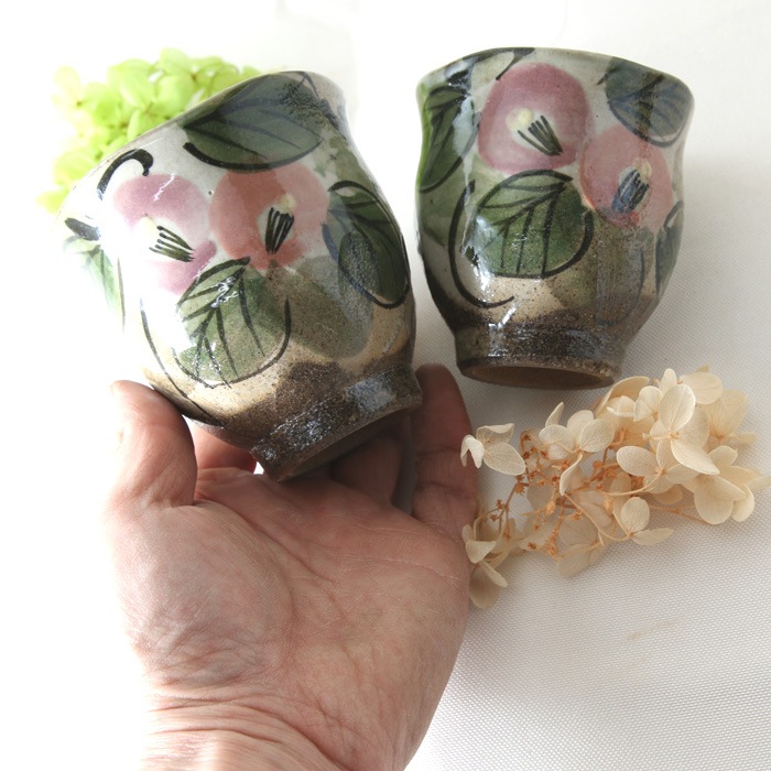 【益子焼】 夫婦湯呑 夫婦湯飲 優しい風合いのつばき模様 炭化焼シリーズ